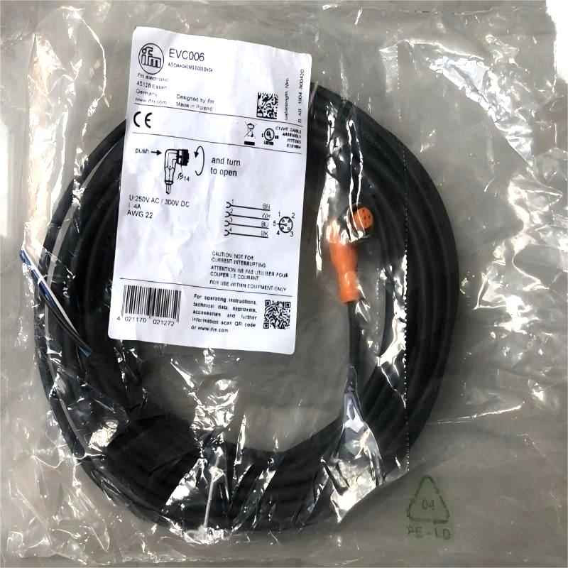 Connecting cable with socket