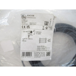 Connecting cable with socket